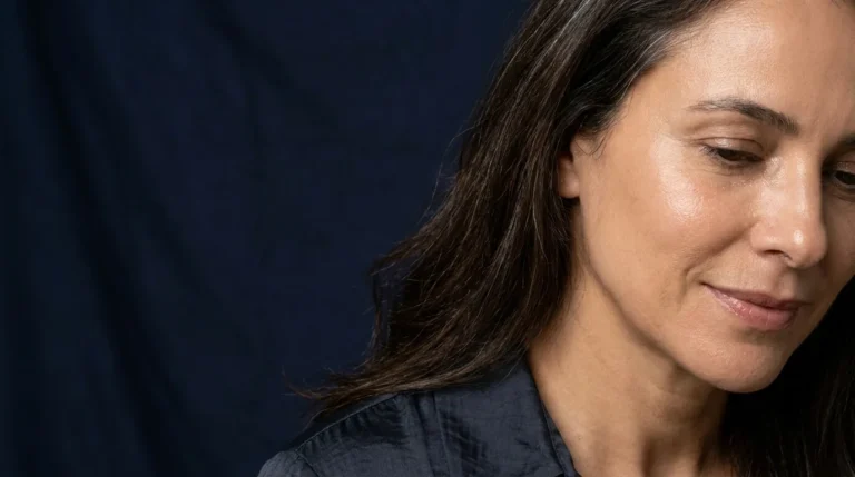 Mulher madura serena representando tratamento de firmeza com radiofrequencia
