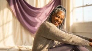 Mulher madura negra sorridente em luz natural com acento violeta