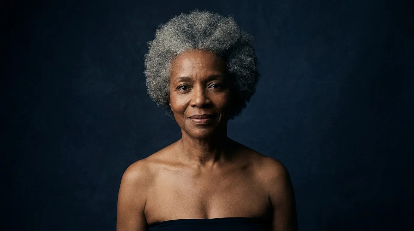 Mulher madura negra em retrato editorial com fundo índigo