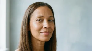 Mulher parda de meia-idade com pele hidratada e confortável em luz suave